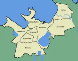 Grafische Karte von der Stadt mit den genannten Stadtteilen, die von grünen (Land) und blauen (Meer) Flächen umgeben sind.