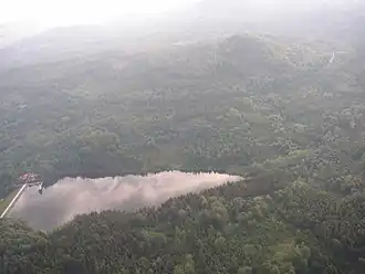 Luftbild der Talsperre Chřibská, im Hintergrund Malý Stožec