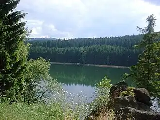 Talsperre Sosa mit dem Auersberg