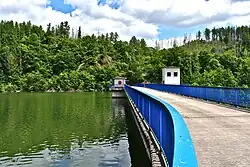 Blick auf den Stausee vom westlichen Rand der Staumauer