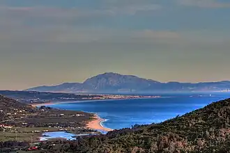 Blick über Tarifa (Spanien) und die Straße von Gibraltar auf Marokko mit dem markanten Jbel Musa