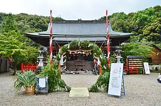 Schrein hinter dem Schmuckkranz