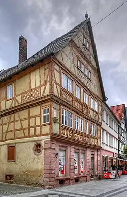 Laut einer angebrachten Tafel ist das Lieblerhaus das Geburtshaus des Jacobus Gallus von Hohlach, nach späteren Forschungsergebnissen[1] ist diese Angabe unrichtig.