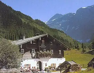 Tauernhaus Spital, im Hintergrund der Tauernkogel (2988 m)