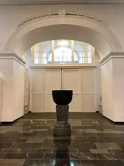 Taufstein und Windfang