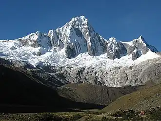Blick von Südwesten auf den Nevado Taulliraju