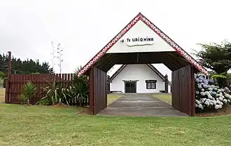 Eingang zum Te Uri O Hina Marae in Pukepoto