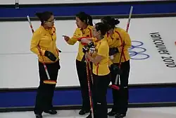 Die Frauenmannschaft 2010 im Vorrundenspiel gegen Dänemark (v.&nbsp;l.&nbsp;n.&nbsp;r.): Skip Wang Bingyu, Third Liu Yin, Lead Zhou Yan und Second Yue Qingshuang