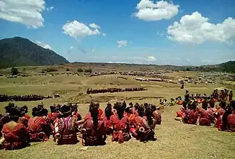 Am Ende des Tanzes setzt man sich zusammen mit gekreuzten Beinen (Westtimor)