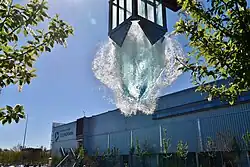 Exponat «Fallendes Wasser», fünf Tonnen Wasser fallen in die Tiefe