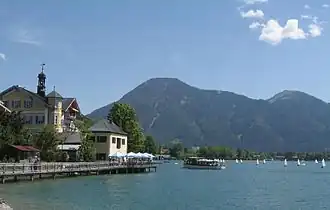 Vom Tegernsee aus Blick auf den Wallberg (links) und Setzberg (rechts); im Vordergrund links das Rathaus von Tegernsee
