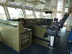 Zum Bug hin ausgerichtete Steuerkonsolen auf der Kommandobrücke der Nordic