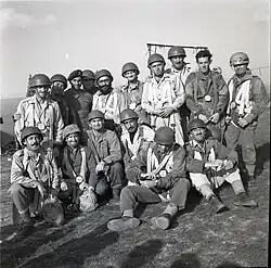 Israelische Soldaten der noch neuen Fallschirmjäger-Brigade im Jahr 1955 auf der Tel&nbsp;Nof&nbsp;Airbase