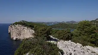 Im Vordergrund verkarsteter Kalksteinfelsen