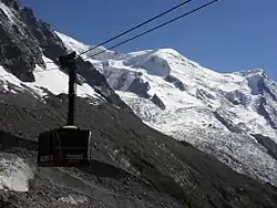 Gondel der Seilschwebebahn auf die Aiguille du Midi, von der Mittelstation Plan de l’Aiguille (2310&nbsp;m) aus gesehen.