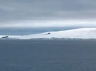 Blick von Half Moon Island zum Telerig-Nunatak (Bildmitte)