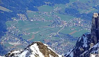 Kernbereich Telfes von der Elferspitze: Plöven, Gagers, Kapfers, Telfes (von links, mittig vorn Fulpmes)