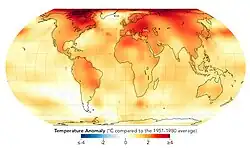 Nach Temperaturanomalien eingefärbte Weltkarte. Die Temperaturanomalien lagen demnach zwischen 0 und größer gleich 4 Grad Celsius, mit den höchsten Werten in der Nordhemisphäre.