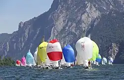 Boote von der Bootsklasse Tempest am Traunsee