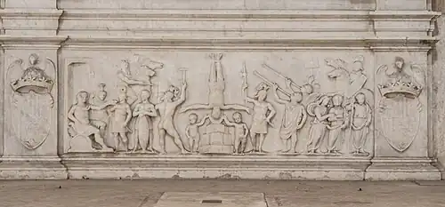 Flachrelief am Altar