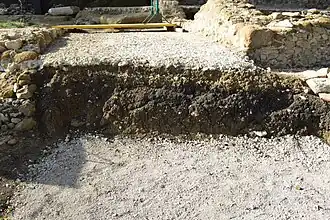 Grabungshorizont mit Resten von frühgeschichtlichen Brandspuren