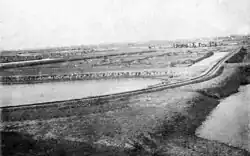 Der Zug auf dem temporär verlegten Decauville-Gleis bei Tiensin