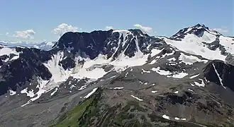 Nordansicht des Tenquille Mountain (Mitte; rechts der Goat Peak)