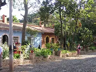 Agavenlandschaft und historische Tequila-Produktionsstätten