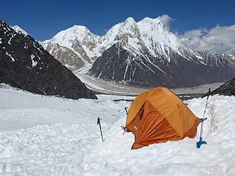 Der mehrgipfelige Istor-o-Nal (rechts der Bildmitte) und Nobaism Zom (6999 m, links), der ebenfalls als Nebengipfel des Istor-o-Nal gilt, von Süden. Links außerhalb des Bildes folgt der Noshak.