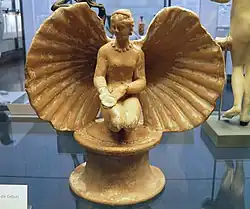 Terrakotta-Statuette der Aphrodite in einer Muschel, drittes Jahrhundert v.&nbsp;Chr. (Staatliche Antikensammlungen, München)