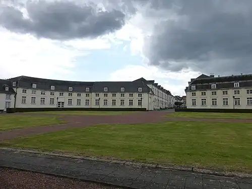 Die hufeisenförmigen Stallung heute