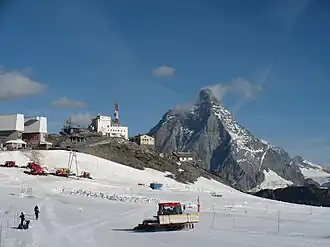 Testa Grigia mit Bergstation der Luftseilbahn (links) und meteorologischer Station (Mitte), rechts das Matterhorn