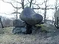 Teufelsstein Pließkowitz mit südlicher dolmenartiger Steinstruktur
