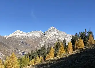 Ansicht von Süden. Links das Steilerhorn (2980 m), dazwischen die Teurilücke