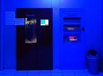 Blaues Licht gegen intravenösen Drogenkonsum im Vorraum einer Düssel­dorfer Reinigung mit Nachtzugang