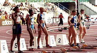 Startaufstellung zum zweiten Halbfinale (v.&nbsp;l.&nbsp;n.&nbsp;r.): Marion Jones, Debbie Ferguson, Christine Arron, Schanna Pintussewytsch, Andrea Philipp, Lauren&nbsp;Hewitt