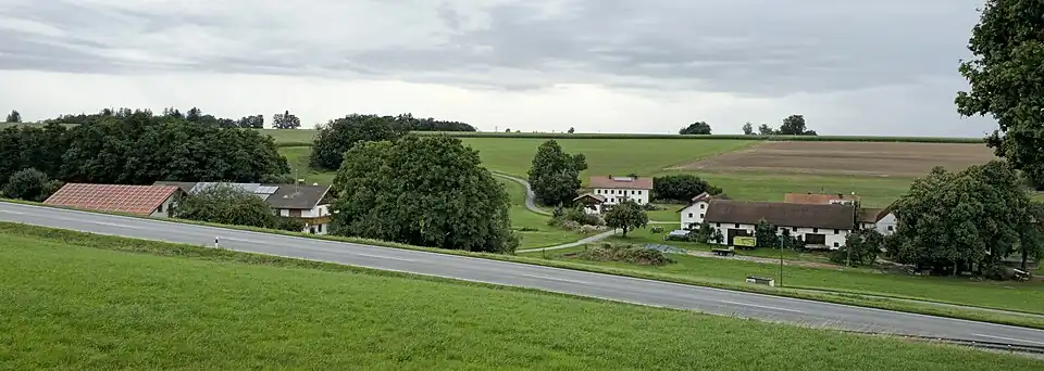 Thalham von Südosten, im Vordergrund die B12