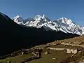 Kangtega (Mitte) von Churo (Tsuro) nahe Pheriche aus gesehen. Rechts Thamserku.