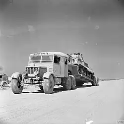 Scammel-Zugfahrzeug mit Sattelauflieger und Panzer Valentine