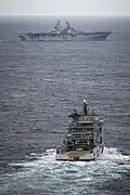 Die Freyja beim NATO-Manöver Northern Viking 2022 in der Nähe des Landungsschiffes Kearsarge.