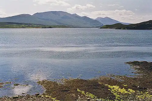 Blick in den Kyle nach Süden, im Hintergrund von links die Berge Beinn Spionnaidh, Cranstackie und Foinaven