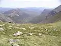 Blick vom Lairig Ghru nach Süden auf den Càrn a’ Mhàim (links) und The Devil’s Point (rechts)