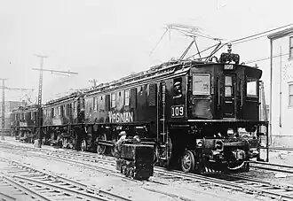 Zeitgenössische Darstellung der EL-3A Nr. 109 zusammen mit einer kleinen Grubenlokomotive. Die Unterschrift lautet The Midget and Leviathan „Der Zwerg und der Riese“.