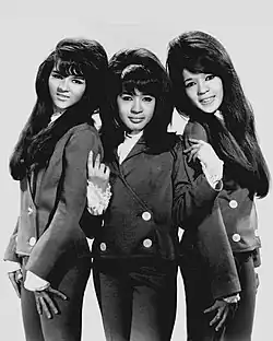 Ronnie Spector 1966 (Mitte, als Sängerin von The Ronettes)