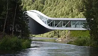 Die moderne Kunst­galerie The&nbsp;Twist dient zugleich als Brücke über die Randselva.