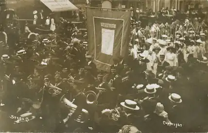 WSPU Holloway Prisoners Banner (mit gestickten Unterschriften von inhaftierten Suffragetten), Demonstration „From Prison to Citizenship“, Juni 1910.[22]