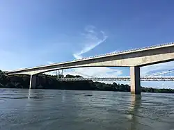 Die alte (im Hintergrund) und neue Brücke über den Sambesi, Blick nach Sambia