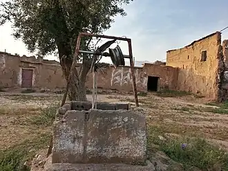 Aoulouz – zerfallende Lehmbauten und Brunnen