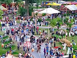 Performances säumen den Fussgängerweg der Landiwiese