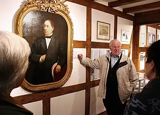 Mit Theobald Groß im Martinus-Museum, vor dem Porträt von Abraham von Oppenheim